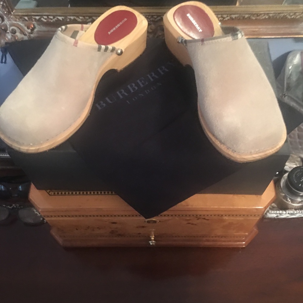 Women’s Burberry clogs New with box and dust bag